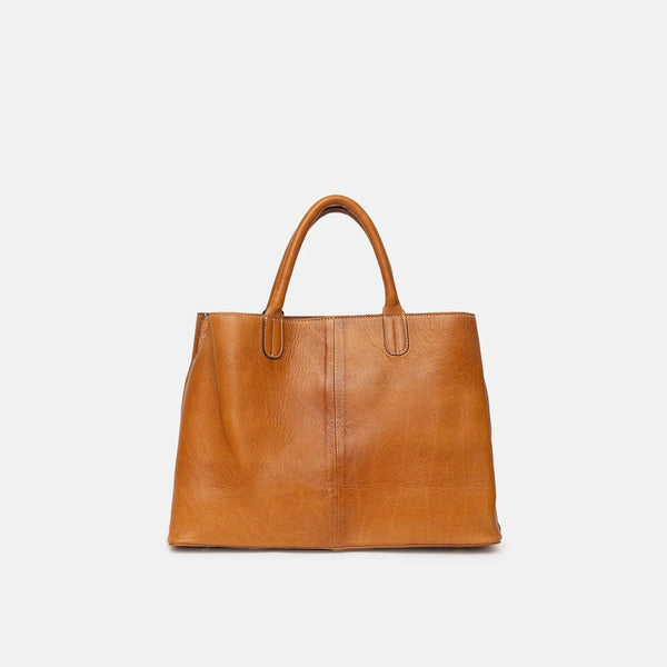 Fafali tasken i farven burned tan, er en stor brun dametaske. Den kan både bruges som arbejdstaske (plads til 13" bærbar computer) eller som en pænere taske til hverdag. Brug tasken som en håndtaske, skuldertaske eller som crossover. 
