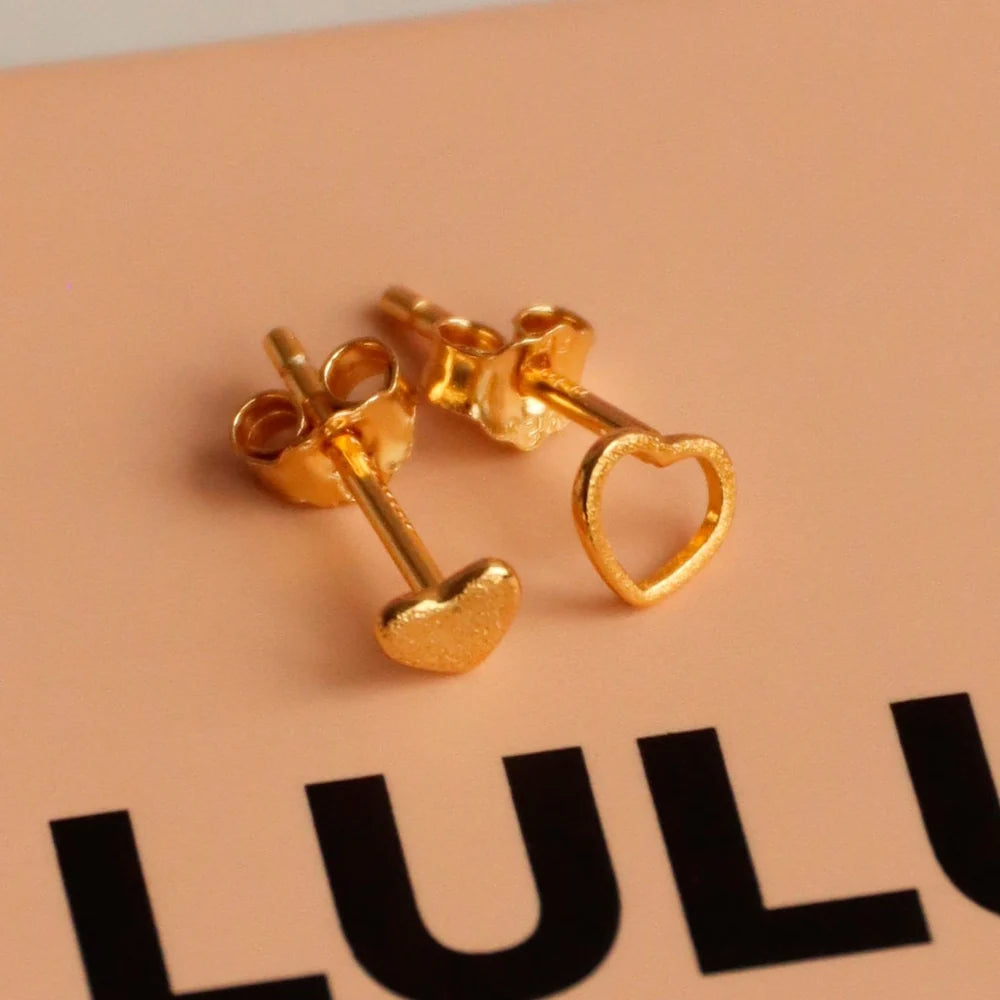 Family Love øreringene fra LULU Cph er et par øreringe, hvor den ene hører unægteligt til den anden. Dette sæt består af et fyldt hjerte og et omrids af et hjerte i guld