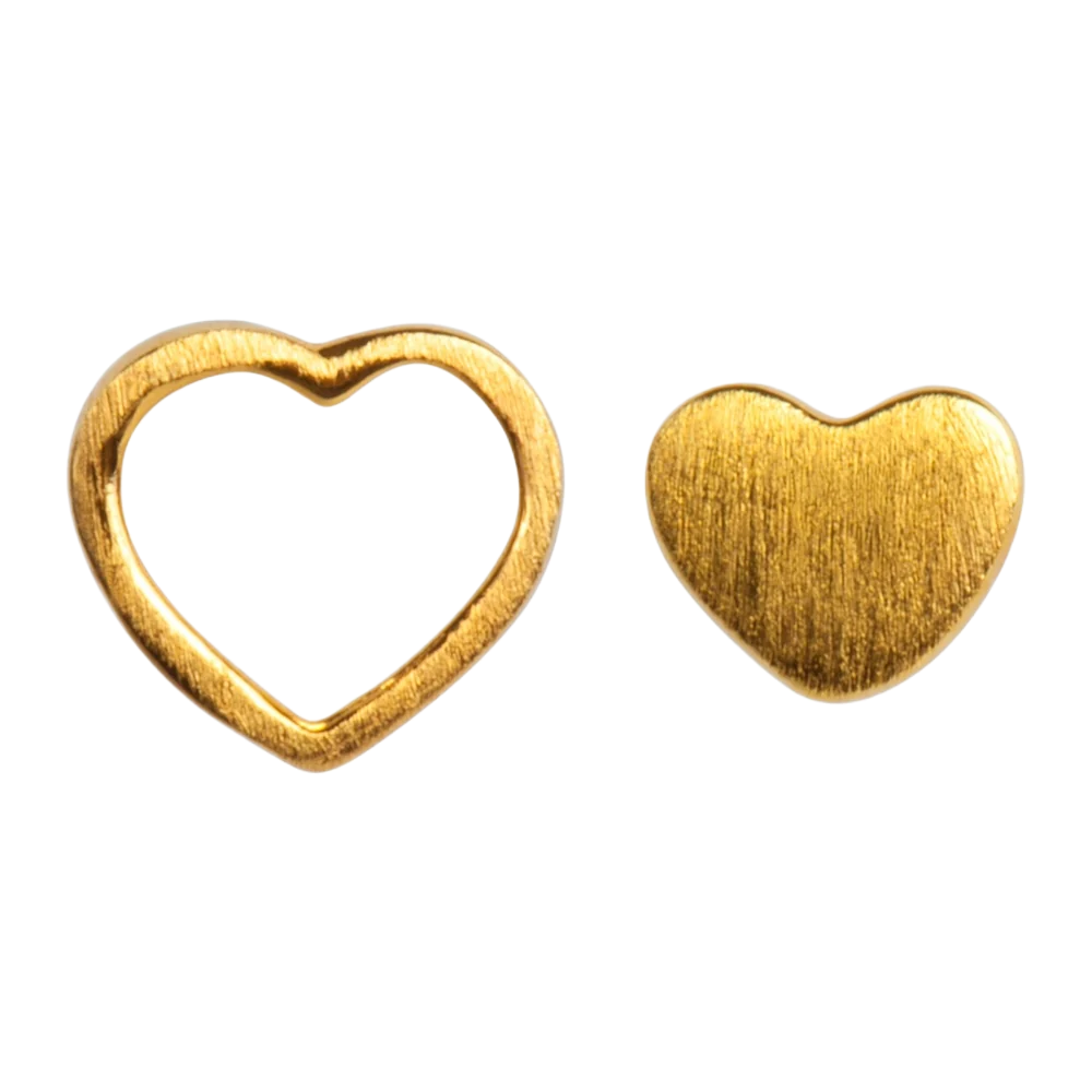 Family Love øreringene fra LULU Cph er et par øreringe, hvor den ene hører unægteligt til den anden. Dette sæt består af et fyldt hjerte og et omrids af et hjerte i guld