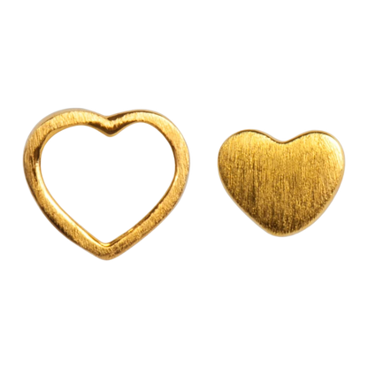 Family Love øreringene fra LULU Cph er et par øreringe, hvor den ene hører unægteligt til den anden. Dette sæt består af et fyldt hjerte og et omrids af et hjerte i guld