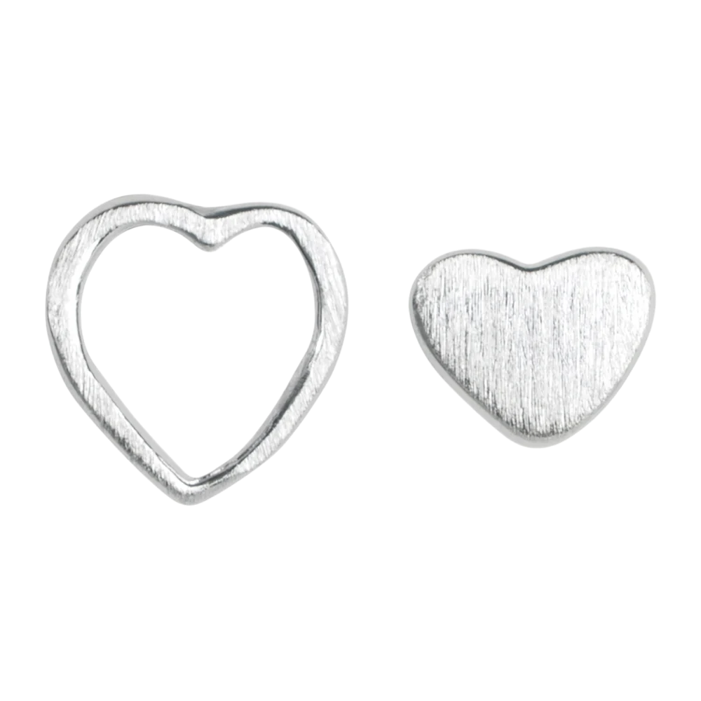 Family Love øreringene fra LULU Cph er et par øreringe, hvor den ene hører unægteligt til den anden. Dette sæt består af et fyldt hjerte og et omrids af et hjerte i sølv