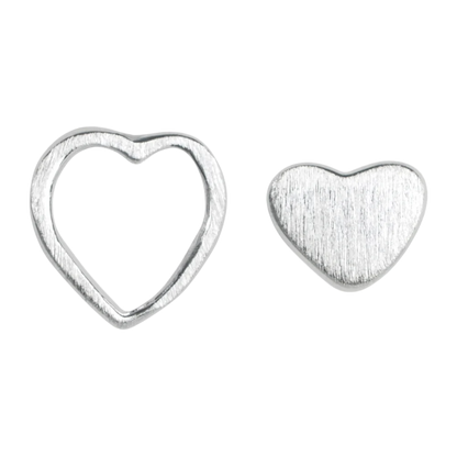 Family Love øreringene fra LULU Cph er et par øreringe, hvor den ene hører unægteligt til den anden. Dette sæt består af et fyldt hjerte og et omrids af et hjerte i sølv