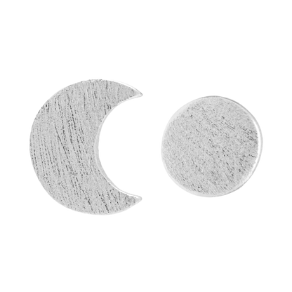 Family to the moon øreringene fra LULU Cph er et par øreringe, hvor den ene hører unægteligt til den anden. Dette sæt består af en halvmåne og måne i sølv