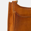 Felia Big er en stor crossover taske lavet i 100% læder med et lækkert vintage design. Tasken har to rummelige rum og en lille lynlåslomme. Tasken kan rumme din telefon, nøgler, kortholder og andre væsentlige ting. Aftagelig og justerbar rem, så du også kan bruge den cross-body.