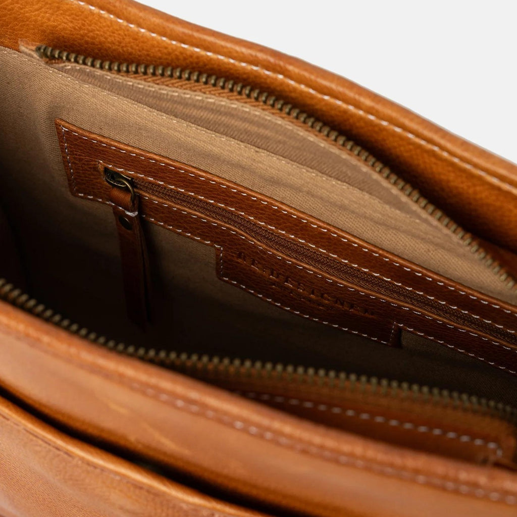 Felia Big er en stor crossover taske lavet i 100% læder med et lækkert vintage design. Tasken har to rummelige rum og en lille lynlåslomme. Tasken kan rumme din telefon, nøgler, kortholder og andre væsentlige ting. Aftagelig og justerbar rem, så du også kan bruge den cross-body.