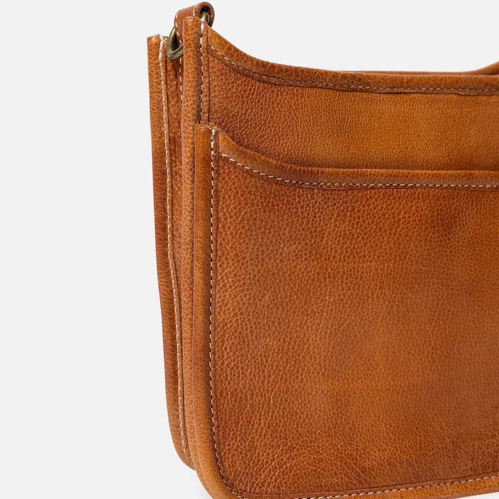 Felia Small er en mindre crossover taske lavet i 100% læder med et lækkert vintage design - med 2 hovedrum, et med lynlås og et stående åbent. Inden i det store hovedrum er der også en lille lynlås i siden. Tasken kan rumme dine væsentligeste ting såsom telefon, nøgler, kortholder m.m. Aftagelig og justerbar rem, så du også kan bruge den cross-body.