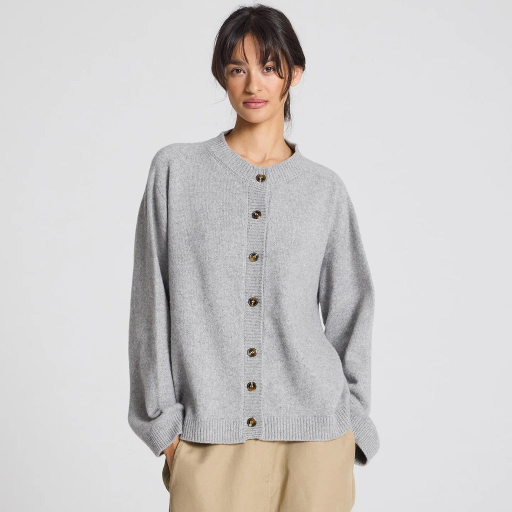 Felicia cardigan fra Gai+Lisva er en grå lækker blød cardigan med brune knapper lavet i 100% cashmere