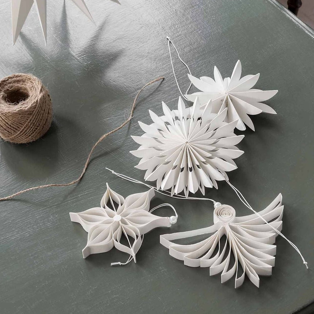 Papirsornament i en smuk snefnug form