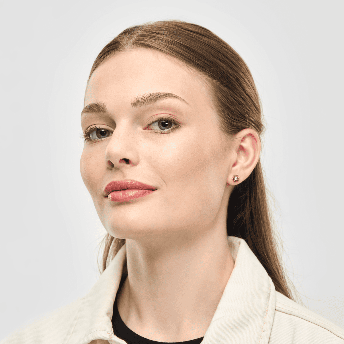 Flake øreringen på øret i guld