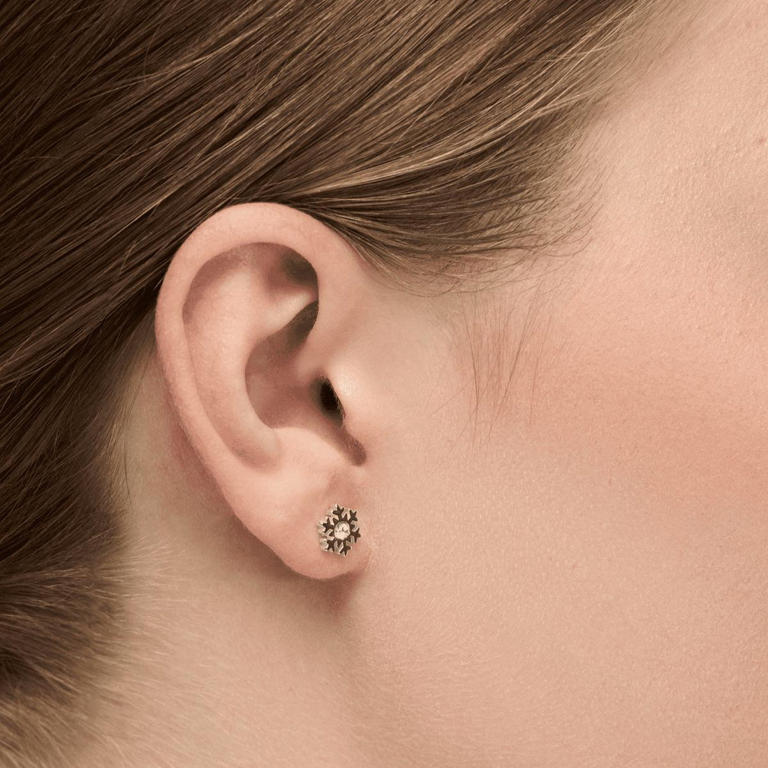 Flake silver er en sølv ørering fra lulu cph der er formgivet som en snefnug