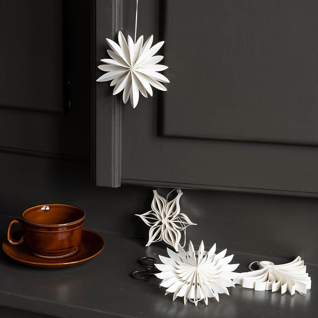 Hvid papirsornament formet som en blomst