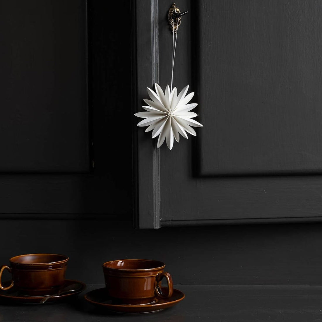 Hvid papirsornament formet som en blomst