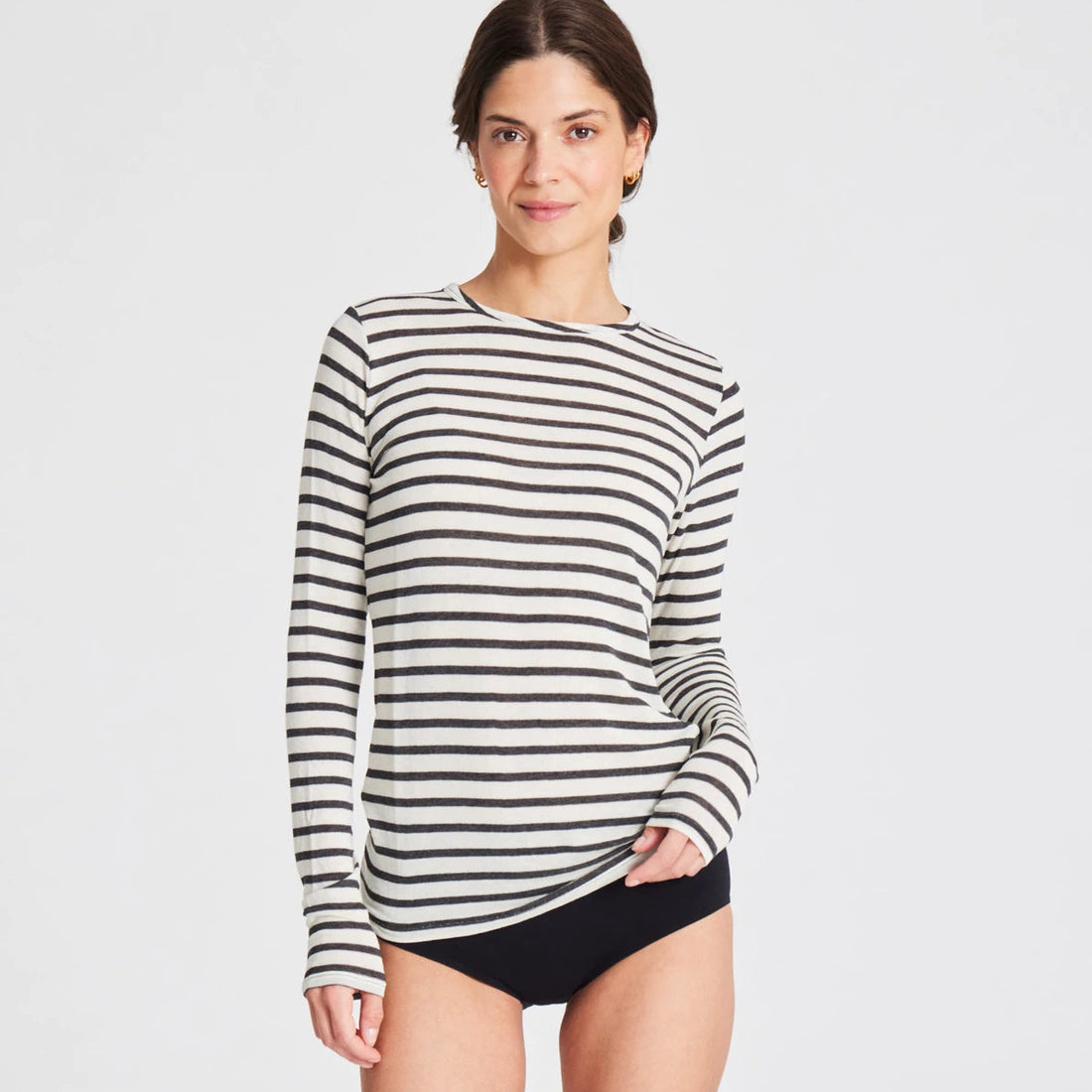 Langærmet Thyra bluse i viskose og uld fra Gai+Lisva. Denne er hvid og grå stribet.