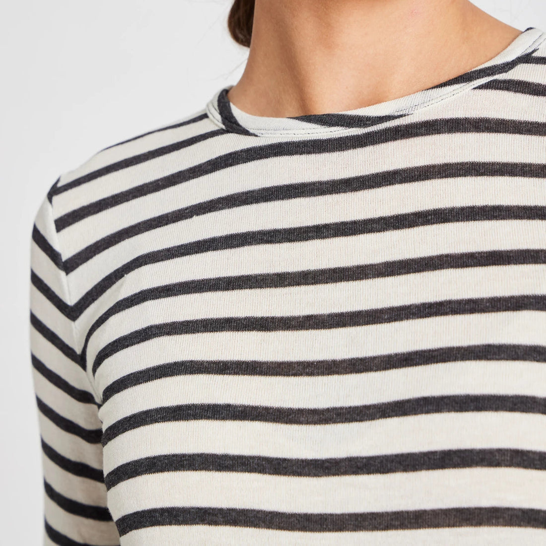 Langærmet Thyra bluse i viskose og uld fra Gai+Lisva. Denne er hvid og grå stribet.