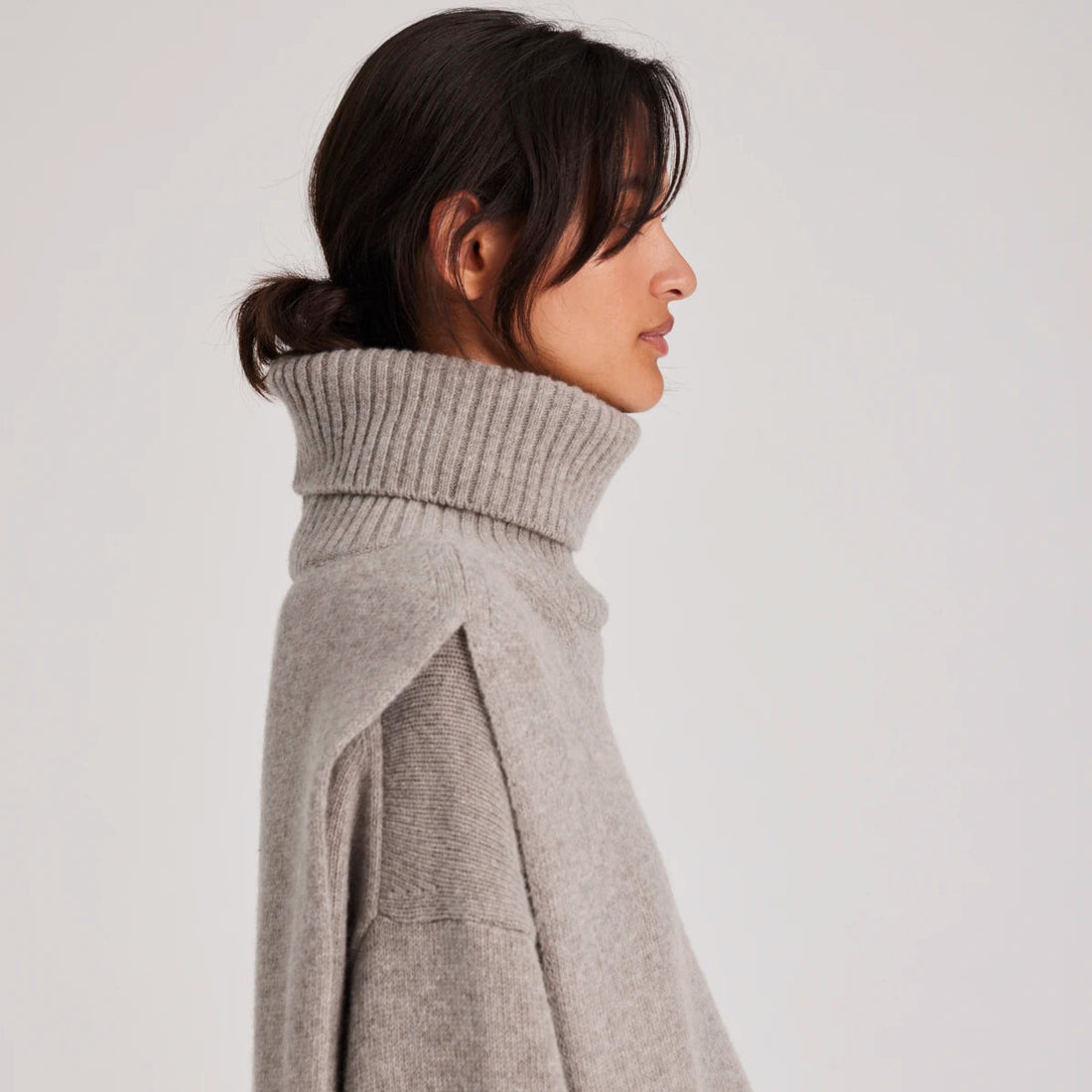 Michelle er en lækker halsedisse / neck piece i 100% lammeuld/lambswool og i en fin beige farve