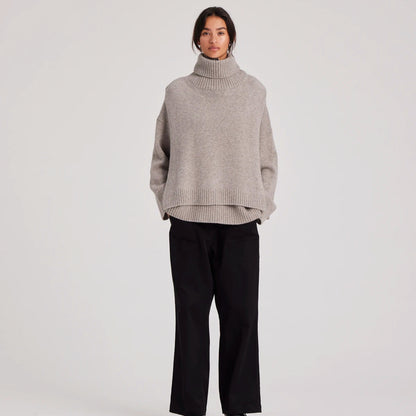 Michelle er en lækker halsedisse / neck piece i 100% lammeuld/lambswool og i en fin beige farve