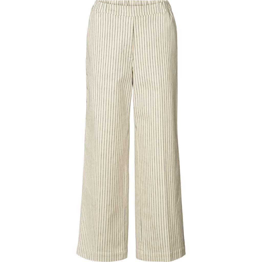 Blå stribede bukser fra Gai+Lisva. Nola bukserne fra Gai+Lisva er en buks lavet i bomuld. Bukserne har en afslappede pasform med sine lige og brede bukseben. Buksen har elastik i taljen samt lommer. 