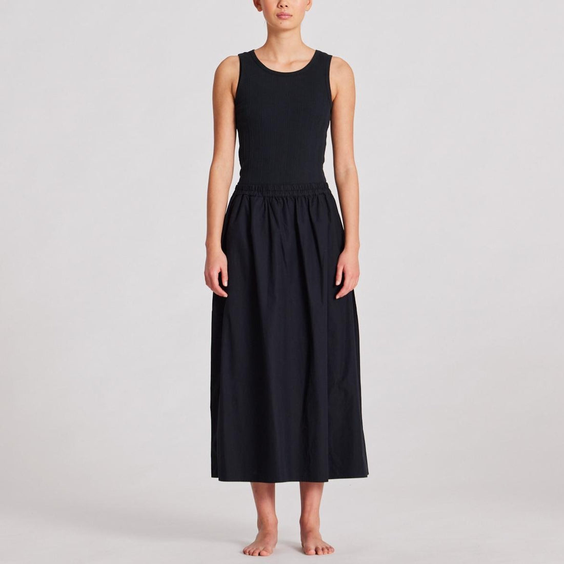 Astrid nederdelen har en fin vidde, som gør den falder rigtig flot og giver dig et afslappet look. Nederdelen er designet med sidelommer - super praktisk. Den har en bred elastik i taljen og er lang.