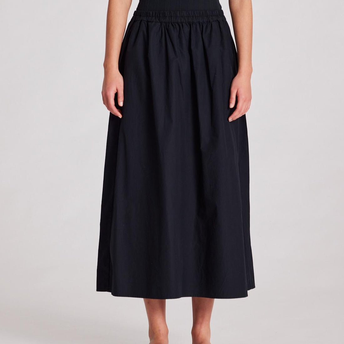 Astrid nederdelen har en fin vidde, som gør den falder rigtig flot og giver dig et afslappet look. Nederdelen er designet med sidelommer - super praktisk. Den har en bred elastik i taljen og er lang.