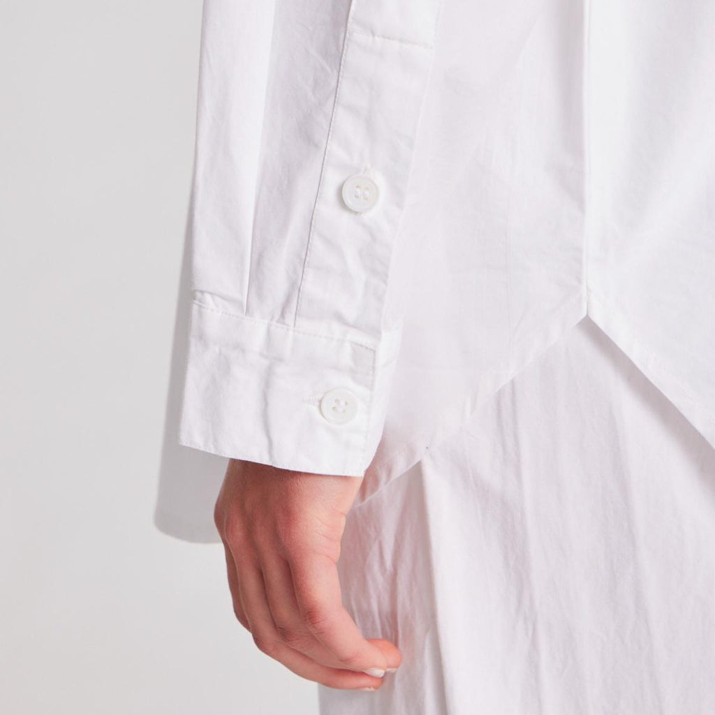 Astrid skjorten fra Gai+Lisva er en langærmet skjorte med en enkelt brystlomme. Den er klassisk og tidløs