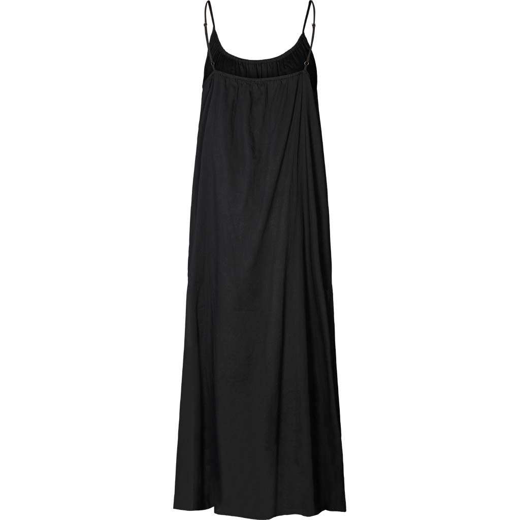 Carmen kjolen fra Gai+Lisva er en lang stropkjole i sort - perfekt til sommer!