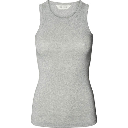 Alberte Rip toppen er en klassik tanktop fra Gai+Lisva med rib. Denne er i farven light grey melange - en fin grå farve