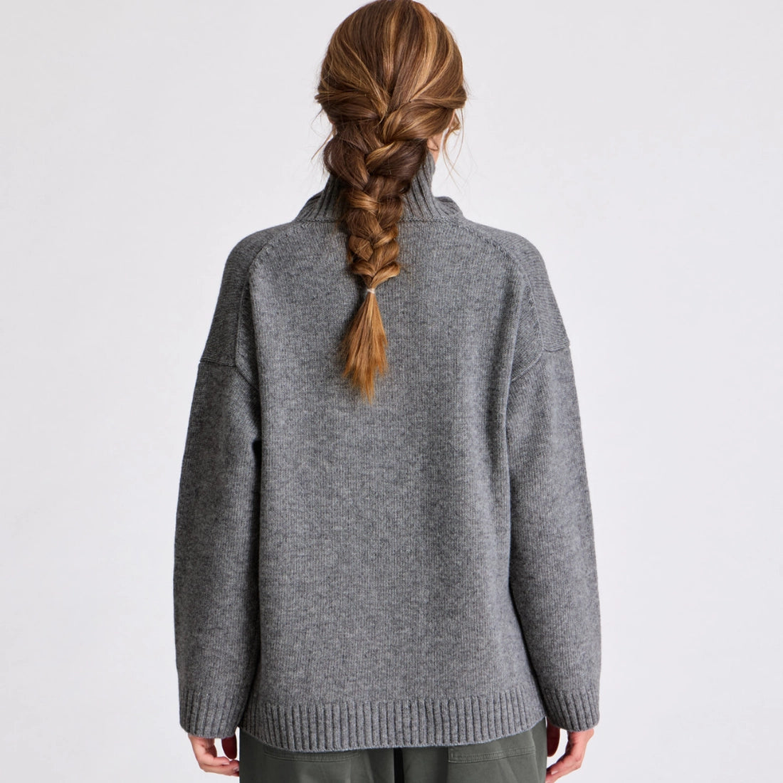 Mandie uldstrik med rullekrave og ribkanter