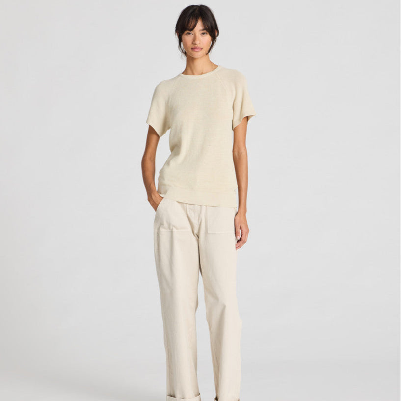 Karen Knit tee er en kortærmet t-shirt. Denne er i farven Ecru, som er en lys creme/beige farve