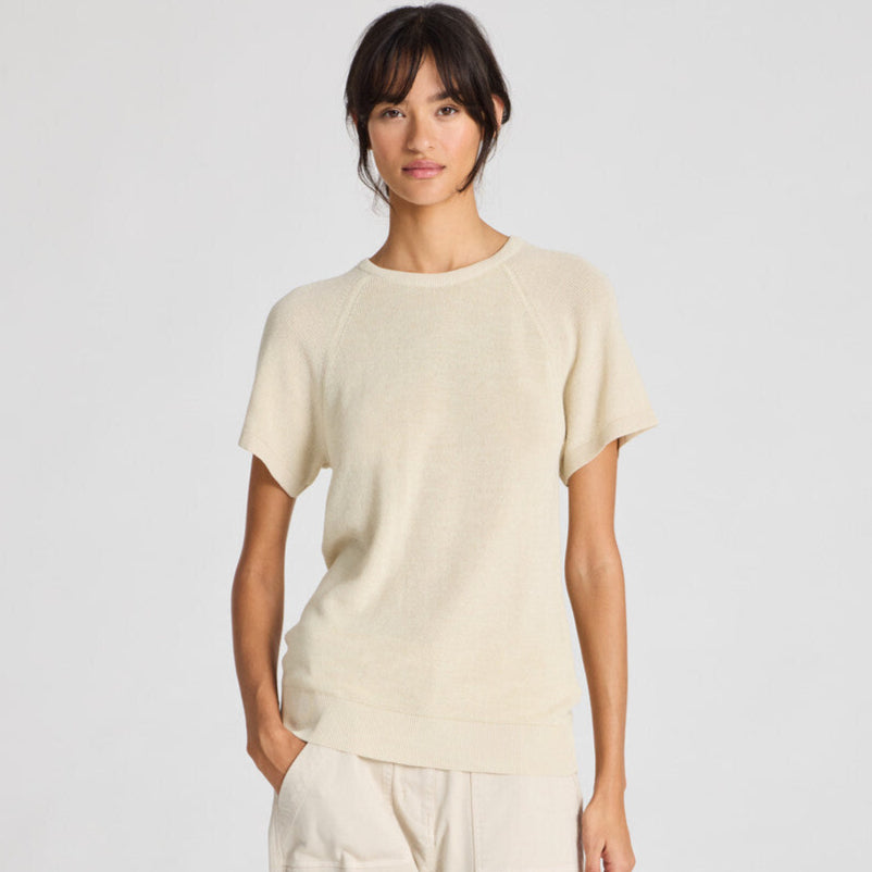 Karen Knit tee er en kortærmet t-shirt. Denne er i farven Ecru, som er en lys creme/beige farve