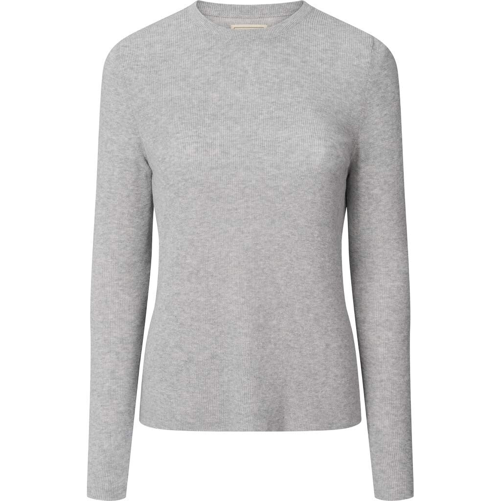 Freja Knit er en langærmede bluse fra Gai Lisva i 100% økologisk bomuld. Denne er i farven 'light grey melange', som er en lysegrå farve