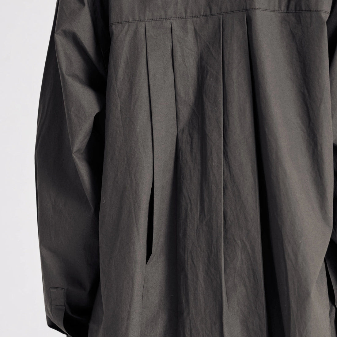 Bella er en lang skjorte med lange raglan ærmer, brystlomme samt knapper foran og på manchetter. Bella har plisseringer bagpå, slidser i siderne og er længere bagpå. Denne er i farven Beluga, som er en khaki/brun farve