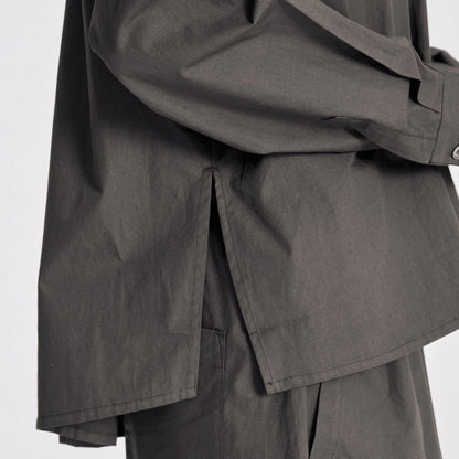 Bella er en lang skjorte med lange raglan ærmer, brystlomme samt knapper foran og på manchetter. Bella har plisseringer bagpå, slidser i siderne og er længere bagpå. Denne er i farven Beluga, som er en khaki/brun farve