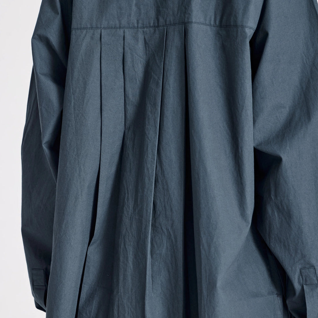 Bella er en klassisk langærmet skjorte fra Gai+Lisva i blå med en lomme på brystet, krave og knappes hele vejen ned.