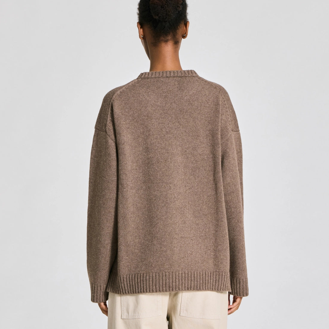 Brun lambswool strik med sænkede skuldre