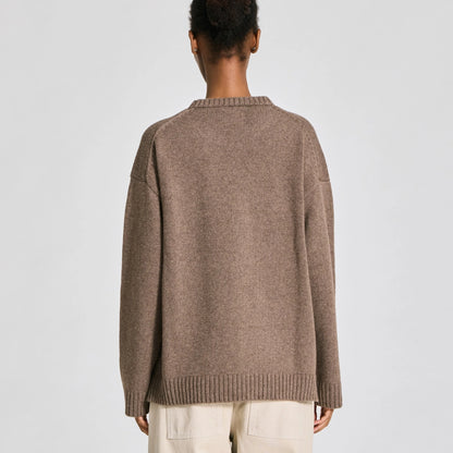 Brun lambswool strik med sænkede skuldre