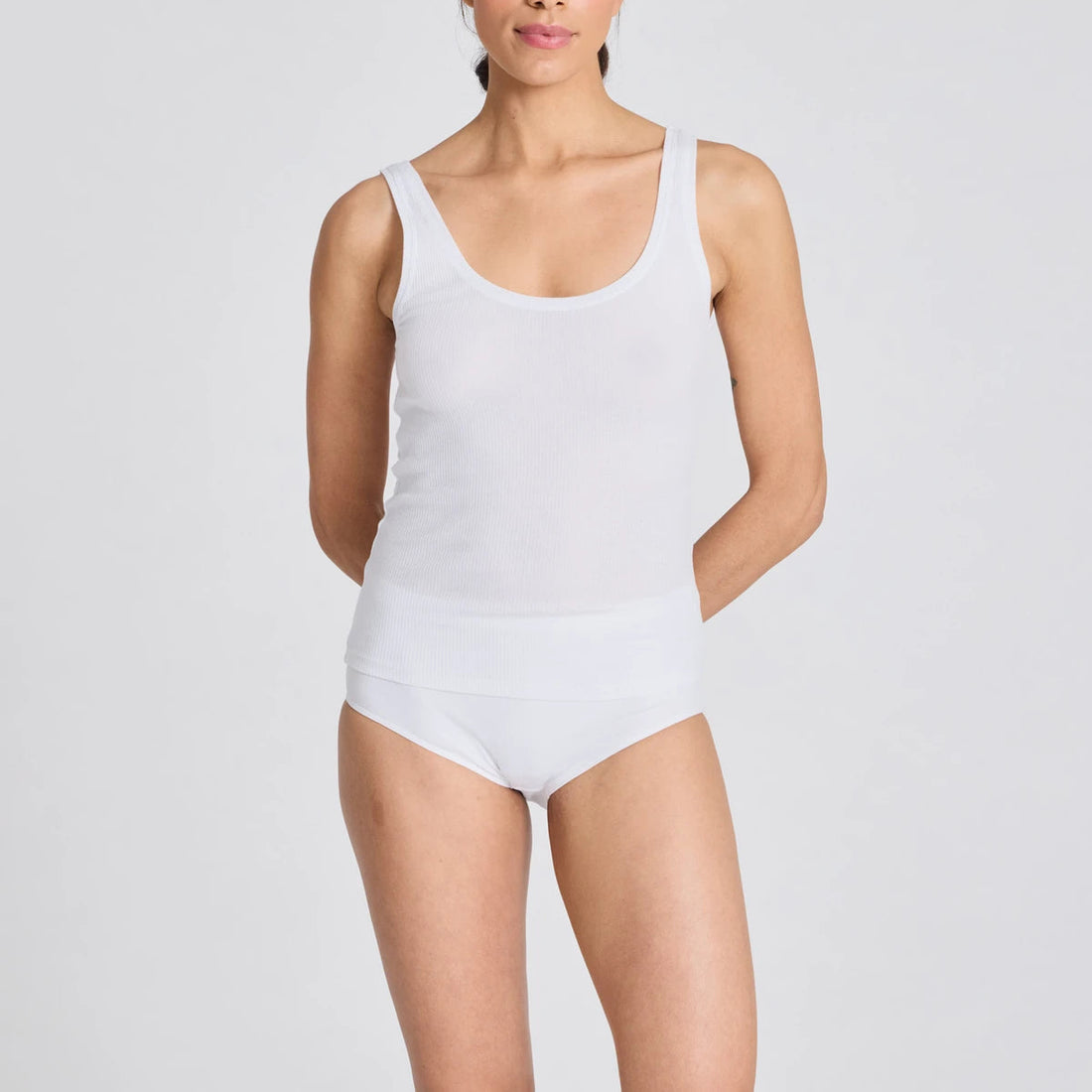 Beate fra Gai+Lisva er en klassisk hvid tanktop.