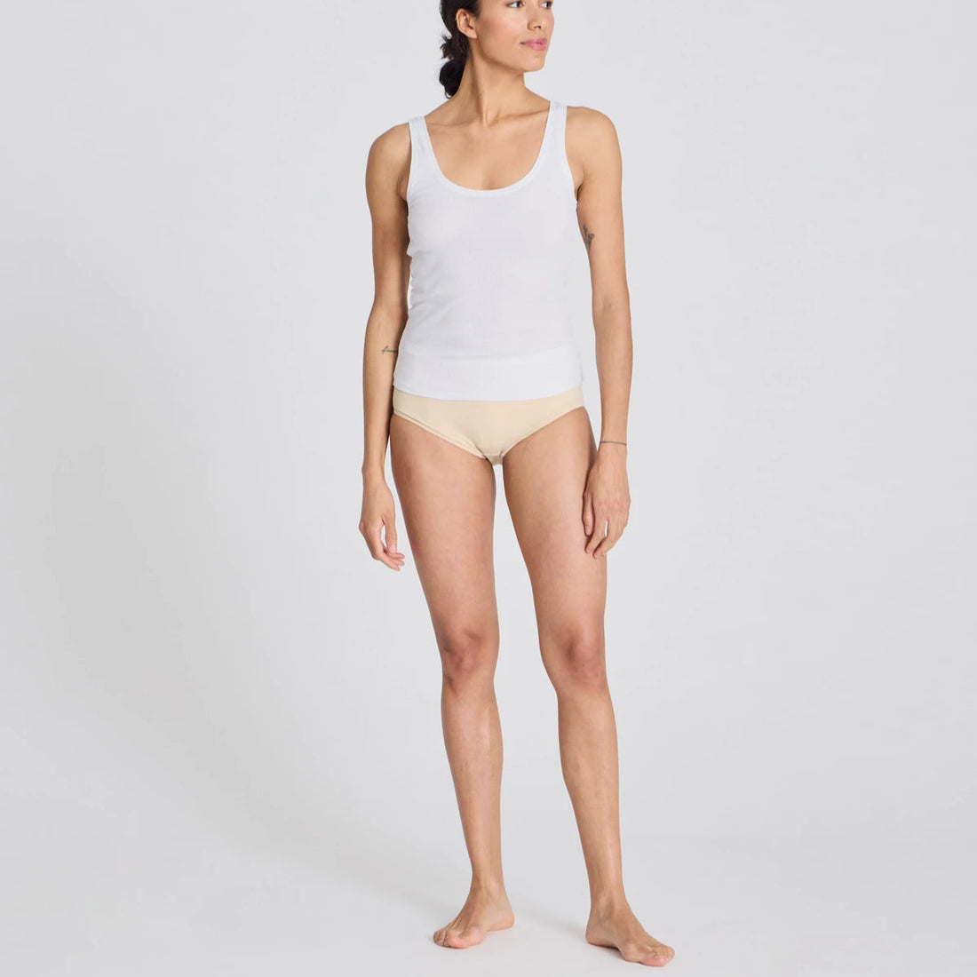 Beate fra Gai+Lisva er en klassisk hvid tanktop.