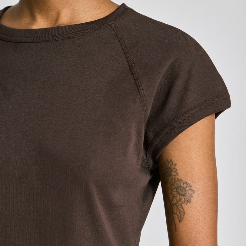 Mørkebrun t-shirt fra Gai+Lisva med de fineste raglang ærmer