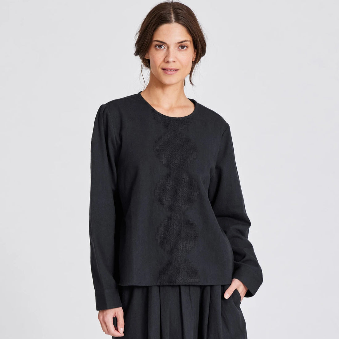 En langærmet skjorte/bluse fra Gai+Lisva i sort med et smukt broderi foran.