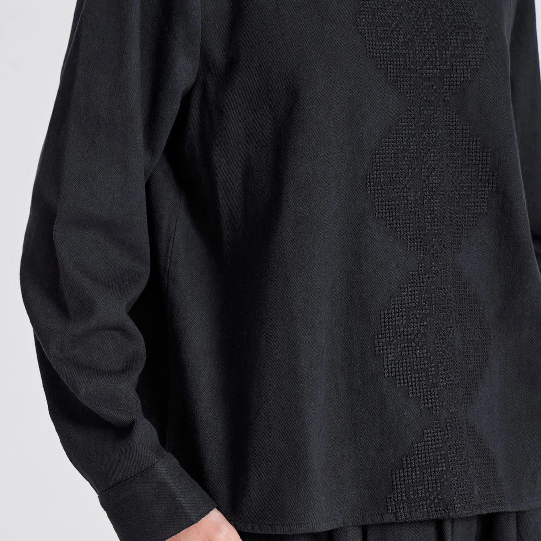 En langærmet skjorte/bluse fra Gai+Lisva i sort med et smukt broderi foran.