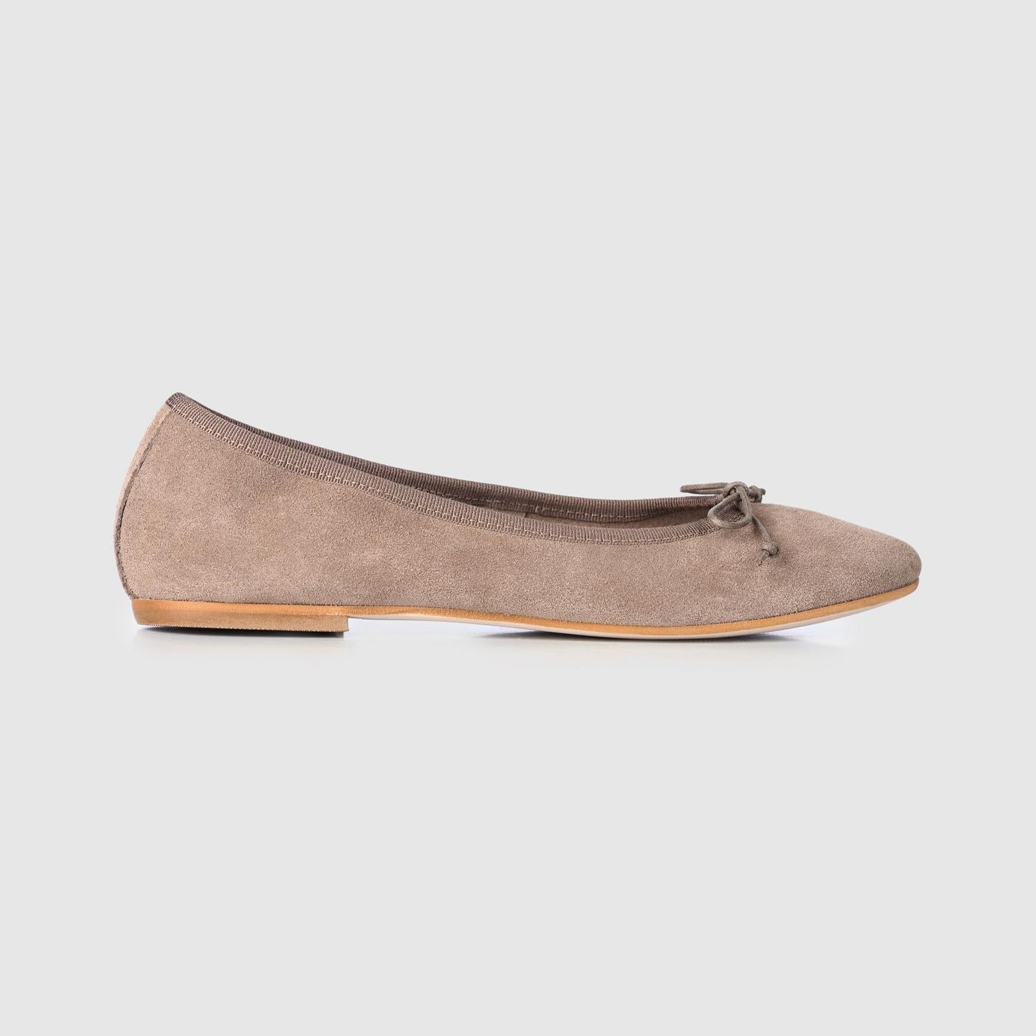 Beige klassiske ballerina sko fra Gai+Lisva i ruskind med en sløjfe for enden