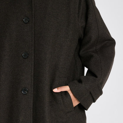 Mørkebrun Tove Coat i genanvendt uld med oversize pasform