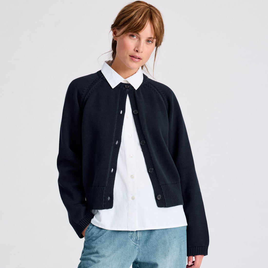 Inge cardigan i økologisk bomuld med ribkanter og tidløst, enkelt design