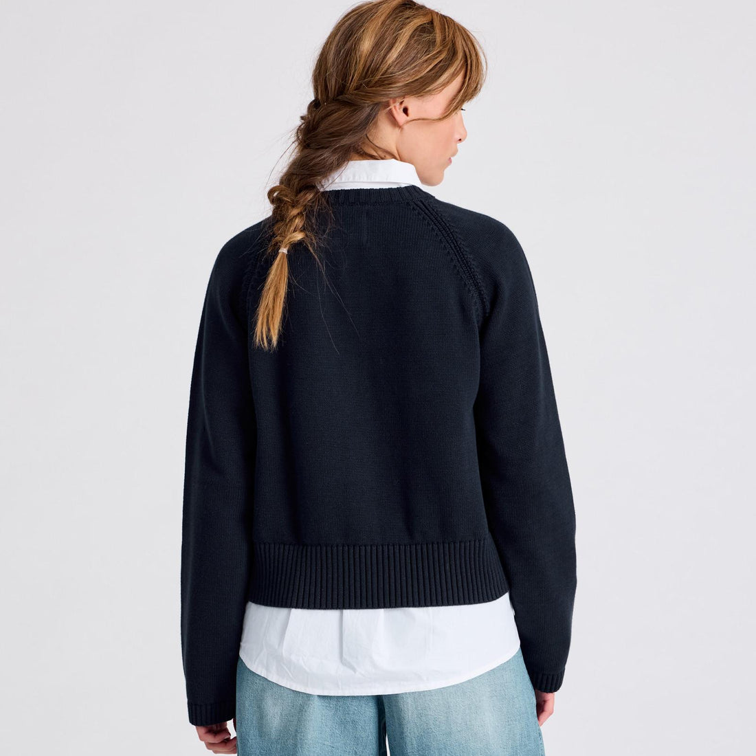 Inge Klassisk cardigan i rib fra Gai+Lisva, fremstillet i økologisk bomuld med fine knapdetaljer