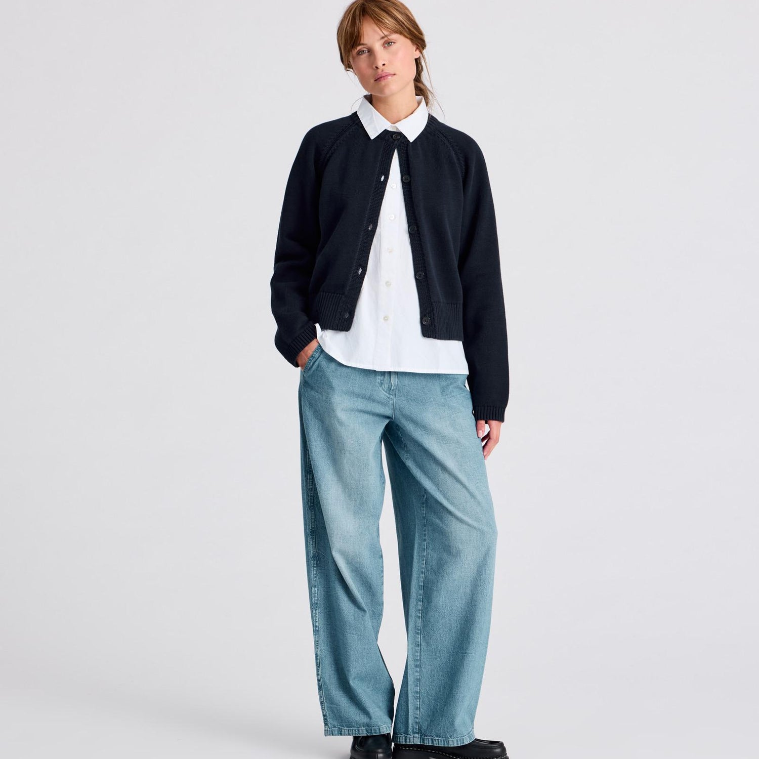 Inge ribstrikket cardigan i 100 % økologisk bomuld med rund hals og hornknapper