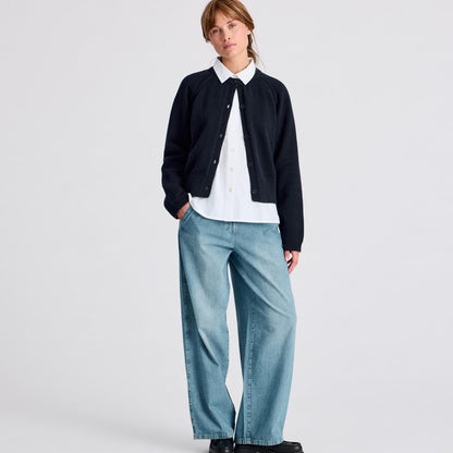 Inge ribstrikket cardigan i 100 % økologisk bomuld med rund hals og hornknapper