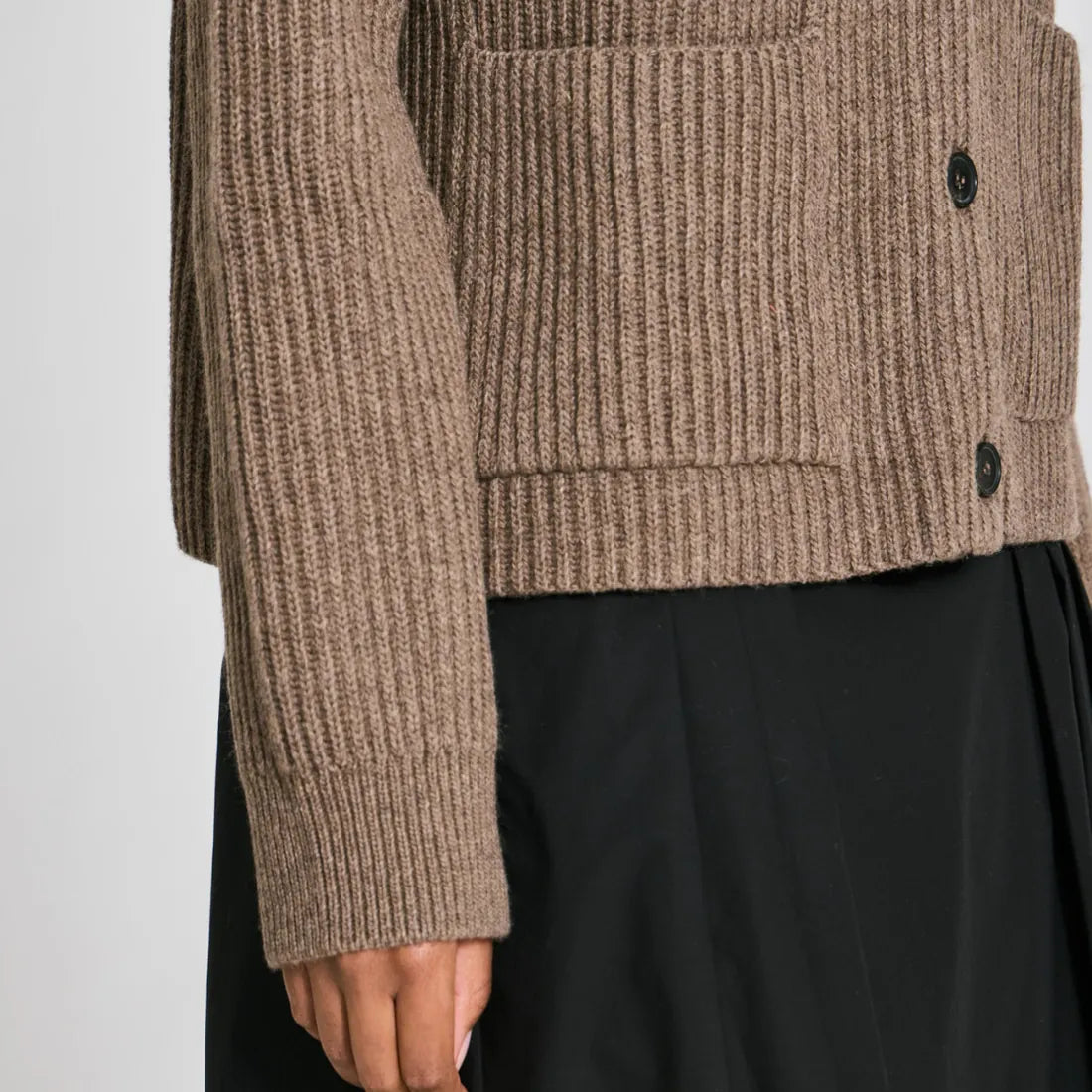 Brunmeleret Augusta cardigan i økologisk lammeuld