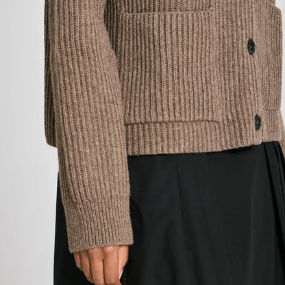 Brunmeleret Augusta cardigan i økologisk lammeuld