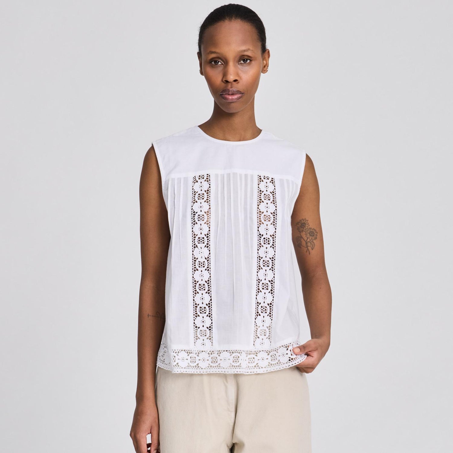 Rosita top i økologisk bomuldsvoile med rund halsudskæring og fine blondedetaljer.