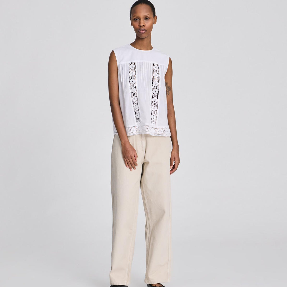 Rosita top i 100% økologisk bomuld med regulær pasform og feminine detaljer.